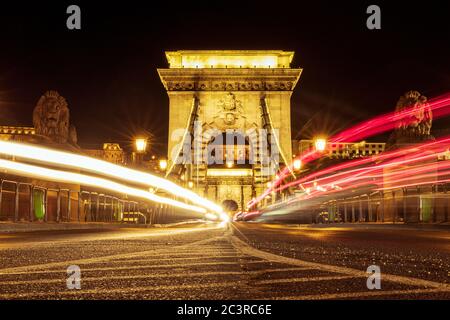 Széchenyi Kettenbrücke während der Nacht in Budapest, Ungarn aufgenommen Stockfoto