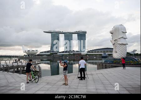 19.06.2020, Singapur, Republik Singapur, Asien - Tagesausflüge über Marina Bay und den Merlion Park am ersten Tag des Stadtstaates nach der Sperre. Stockfoto