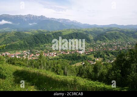 Sommerzeit in den Karpaten, Rumänien. Bucegi MTS. Von der Piatra Craiului MTS., mit Dorf im Tal. Stockfoto