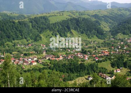 Sommerzeit in den Karpaten, Rumänien. Bucegi MTS. Von der Piatra Craiului MTS., mit Dorf im Tal. Stockfoto