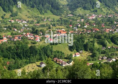 Sommerzeit in den Karpaten, Rumänien. Bucegi MTS. Von der Piatra Craiului MTS., mit Dorf im Tal. Stockfoto