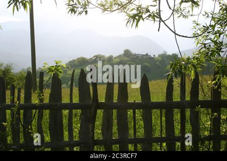 Einfacher Holzzaun um Weide in Brasov County, Rumänien Stockfoto