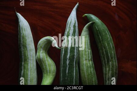 Die Bio-Schlange luffa auf dem Holztisch Stockfoto