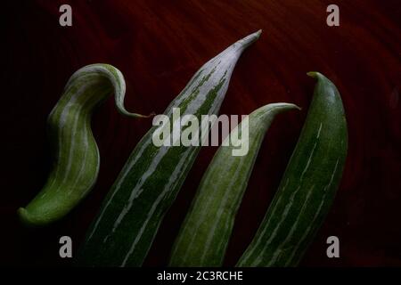 Die Bio-Schlange luffa auf dem Holztisch Stockfoto