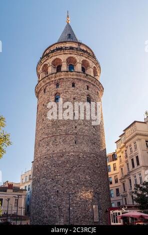 Low-Angle-Aufnahme des galata-Turms mit klarem Himmel Stockfoto