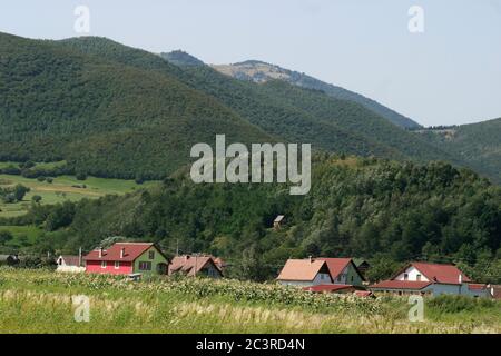 Sommerlandschaft in Sibiu County, Rumänien. Neue Häuser im Tal gebaut. Stockfoto