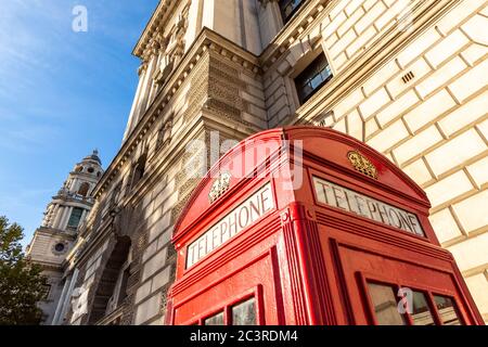 Rote Telefonzelle in London. Vereinigtes Königreich, Europa. Stockfoto