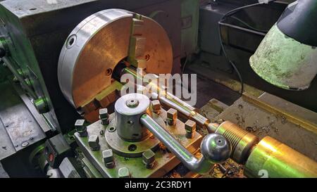 Drehmaschinen in der Fabrik Herstellung von Metallkonstruktionen und Maschinen. Stockfoto