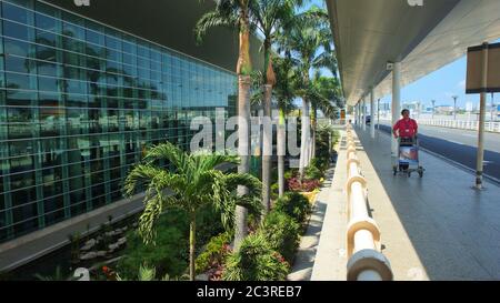 Guayaquil, Guayas / Ecuador - 4. September 2016: Passagier zu Fuß vor dem Flughafen Jose Joaquin de Olmedo in der Stadt Guayaquil Stockfoto