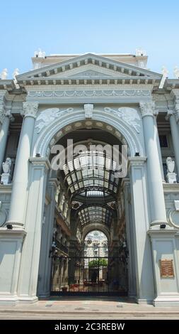 Guayaquil, Guayas / Ecuador - 4. September 2016: Außenansicht des Eingangs zum alten Gebäude der Gemeinde Guayaquil Stockfoto