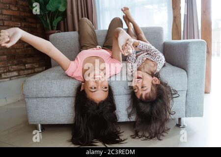 Schwester kitzeln sich gegenseitig spielen zusammen zu Hause Stockfoto