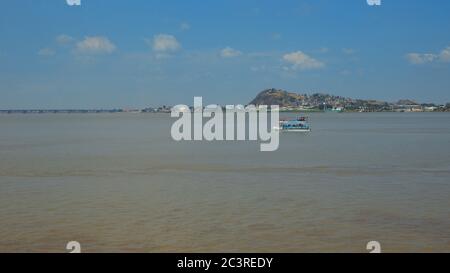Guayaquil, Guayas / Ecuador - 4. September 2016: Touristenboot auf dem Guayas Fluss in der Nähe der Stadt Guayaquil Stockfoto