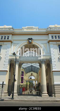 Guayaquil, Guayas / Ecuador - 4. September 2016: Vorderansicht des Eingangs zur Universität der Künste. Die Universität arbeitet in dem Gebäude, in dem die Universität arbeitet Stockfoto