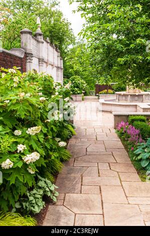 Der Weg, der zum Brunnen in Mellon Park an einem Sommertag führt, Pittsburgh, Pennsylvania< USA Stockfoto