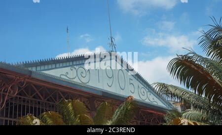 Guayaquil, Guayas / Ecuador - 4. September 2016: Detail der Dekoration außerhalb des Gebäudes des alten zentralen Marktes der Stadt Guayaquil Stockfoto