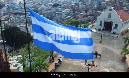 Guayaquil, Guayas / Ecuador - 4. September 2016: Flagge der Provinz Guayas winkt auf dem Cerro Santa Ana Stockfoto
