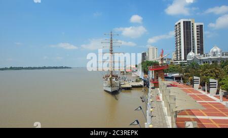 Guayaquil, Guayas / Ecuador - 4. September 2016: Blick auf die Buque Escuela Guayas entlang der Malecon 2000 in der Stadt Guayaquil Stockfoto