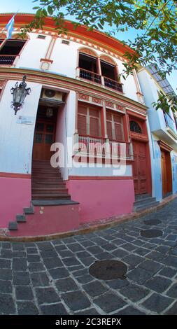 Guayaquil, Guayas / Ecuador - 4. September 2016: Vorderansicht der Fassade eines alten Hauses in der Nachbarschaft Las Penas. Es ist bekannt für seine kolonialen Archi Stockfoto
