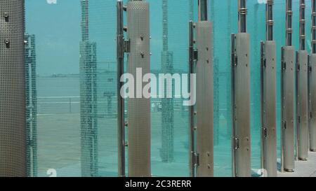 Guayaquil, Guayas / Ecuador - 4. September 2016: Detail von Glasscheiben mit Metallzylinderhalterungen Stockfoto