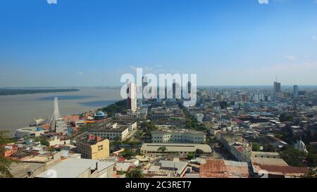 Guayaquil, Guayas / Ecuador - 4. September 2016: Panoramablick auf die Malecon 2000 und die Innenstadt von der Nachbarschaft Las Penas Stockfoto