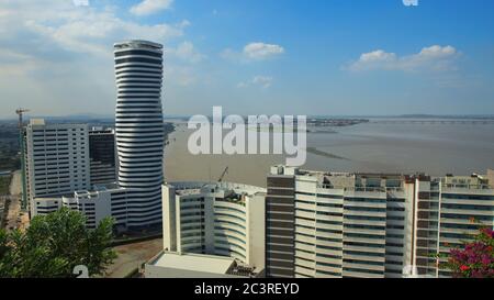 Guayaquil, Guayas / Ecuador - 4. September 2016: Blick auf die moderne Gegend der Stadt am Guayas-Fluss Stockfoto