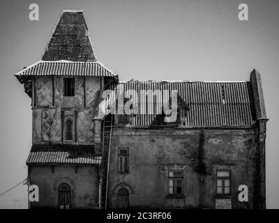 Altes Haus vor dem Meer Stockfoto