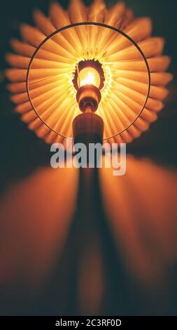Vertikale Low-Angle-Aufnahme einer modernen Lampe Stockfoto