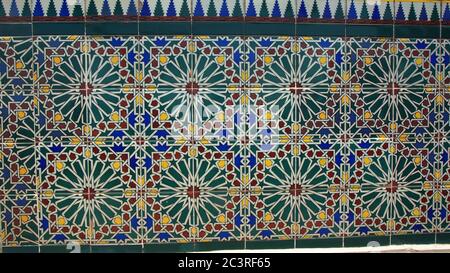 Detail der Wand mit grünen, roten, gelben und blauen Keramik mit floralen arabischen Design dekoriert Stockfoto