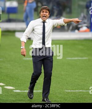 (200622) -- MAILAND, 22. Juni 2020 (Xinhua) -- Inter Mailand Cheftrainer Antonio Conte Gesten während eines Serie A Fußballspiel zwischen Inter Mailand und Sampdoria in Mailand, Italien, 21. Juni 2020. (Pool über Xinhua) Stockfoto