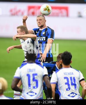 (200622) -- MAILAND, 22. Juni 2020 (Xinhua) -- Inter Mailand Skriniar (R) vies mit Sampdoria Jakob Jankto während eines Serie A Fußballspiel zwischen Inter Mailand und Sampdoria in Mailand, Italien, 21. Juni 2020. (Pool über Xinhua) Stockfoto