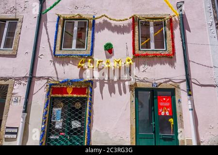 Dekorierte Häuser auf dem Hügel von Alfama in Lissabon Stockfoto