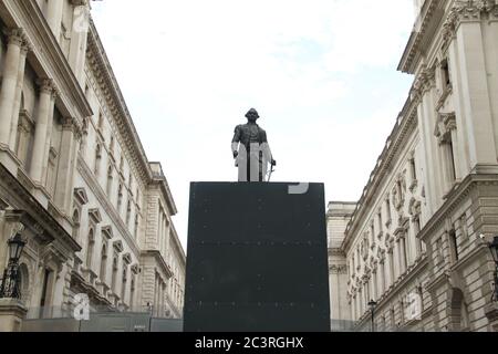 Die Statue Robert Clive ist nach Vandalismus von früheren Demonstrationen in der Stadt verladen. Clive, der 1. Baron Clive besser bekannt als Clive of India, der britische Herrschaft in Indien etabliert steht außerhalb des Auswärtigen Amtes. Clive war der erste Gouverneur der bengalischen Präsidentschaft unter der East India Company. Die Behörden bestiegen Denkmäler und Statuen in London, die am meisten aufgrund ihrer früheren Verbindung zur Sklaverei in Erwartung eines möglichen Vandalismus mit rechtsextremen Organisationen und Black Lives Matter Demonstration für dieses Wochenende geplant waren. Stockfoto