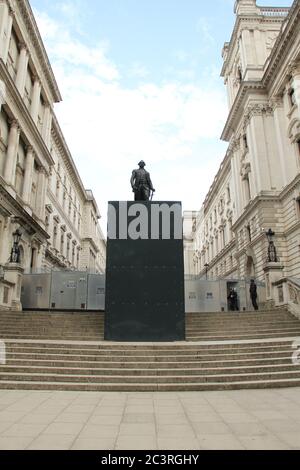 Die Statue Robert Clive ist nach Vandalismus von früheren Demonstrationen in der Stadt verladen. Clive, der 1. Baron Clive besser bekannt als Clive of India, der britische Herrschaft in Indien etabliert steht außerhalb des Auswärtigen Amtes. Clive war der erste Gouverneur der bengalischen Präsidentschaft unter der East India Company. Die Behörden bestiegen Denkmäler und Statuen in London, die am meisten aufgrund ihrer früheren Verbindung zur Sklaverei in Erwartung eines möglichen Vandalismus mit rechtsextremen Organisationen und Black Lives Matter Demonstration für dieses Wochenende geplant waren. Stockfoto