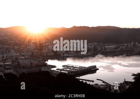 Wellington Stadt und Hafen bei Sonnenuntergang Stockfoto