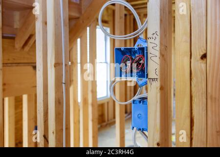 Installation von Steckdosen an der Wand in neuen Haus Neubau Stockfoto