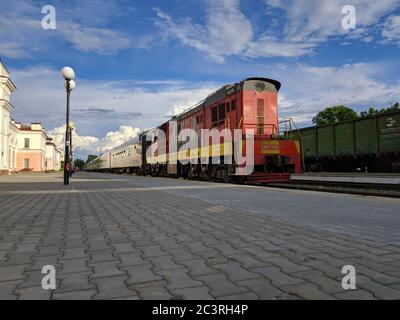 Der Zug auf dem Bahnsteig. Russischer Zug. Öffentliche Verkehrsmittel. Eisenbahn.Russland-10.062020 Stockfoto