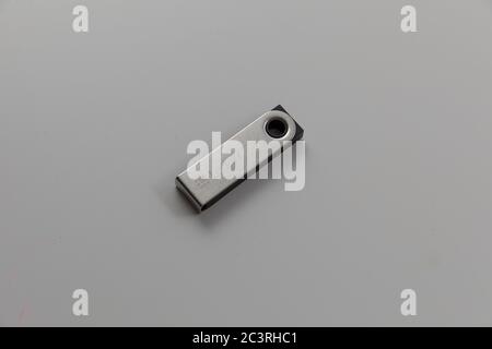 LONDON, GROSSBRITANNIEN - 16. Mai 2020: Nahaufnahme der brandneuen Kryptowährung Hardware Wallet Ledger Nano S Stockfoto