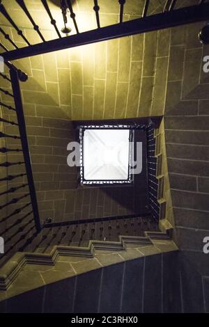 Vertikale Low-Angle-Aufnahme einer Steintreppe Stockfoto