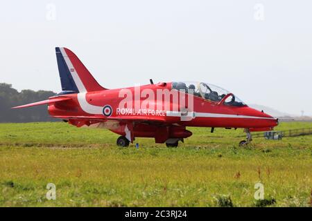 XX306, eine BAE Hawk T1 des Royal Air Force Kunstflugvorführung-Teams, die Red Arrows, bei RAF Leuchars im Jahr 2012. Stockfoto