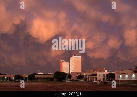 Gewitter in Suset über der Lubbock Skyline Stockfoto