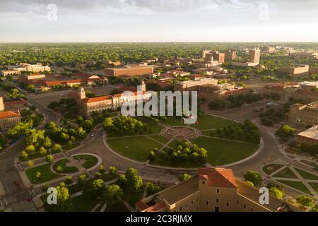 Luftaufnahmen der Texas Tech University bei Sonnenuntergang über dem Memorial Circle in Lubbock Stockfoto