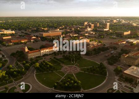 Luftaufnahmen der Texas Tech University bei Sonnenuntergang über dem Memorial Circle in Lubbock Stockfoto