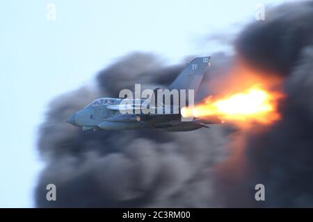 Nachbrenner! ZG754, ein Panavia Tornado GR4 mit den Markierungen des 15 Squadron, Royal Air Force, während einer dramatischen Show auf der RAF Leuchars Airshow. Stockfoto