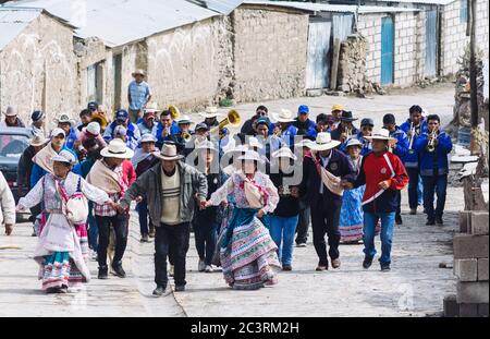 PINCHOLLO, COLCA VALLEY, PERU - 20. JANUAR 2018: Gruppe von peruanern zieht durch das kleine Dorf Pinchollo, Colca Valley, Peru Stockfoto