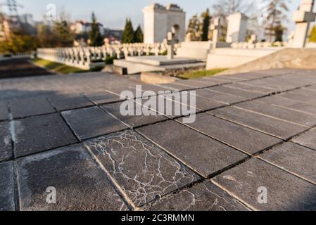 Selektiver Fokus der Pflaster in der Nähe polnischer Gräber auf dem Friedhof Ljtschakiv in lwiw, ukraine Stockfoto