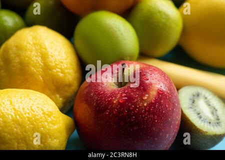 Nahaufnahme des feuchten roten Apfels in der Nähe von Früchten Stockfoto