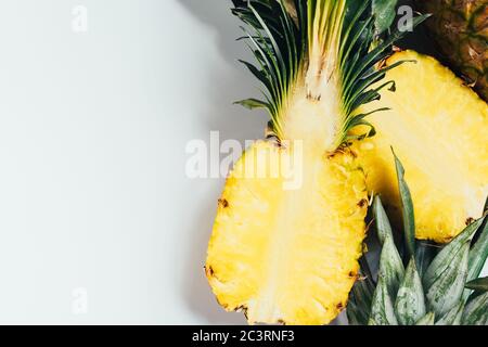 Draufsicht auf saftige Ananas Hälften auf weißem Hintergrund Stockfoto