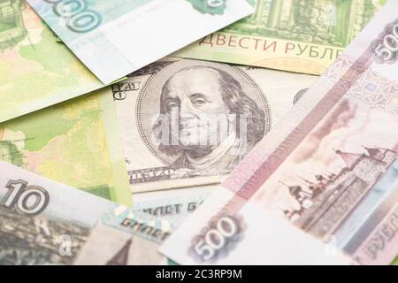 Selektiver Fokus auf russische Rubel und Dollar-Banknote Stockfoto