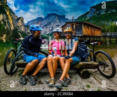 Radfahren Familie Reiten auf Rädern in der Dolomiten Berglandschaft. Paar Radfahren MTB Enduro Trail Track. Outdoor-Sport. Stockfoto