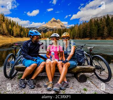 Radfahren Familie Reiten auf Rädern in der Dolomiten Berglandschaft. Paar Radfahren MTB Enduro Trail Track. Outdoor-Sport. Stockfoto